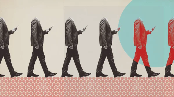 スマートフォンの画面を見て行に歩いて同じヘッドレスの人々 適合性とスマートフォン中毒の概念 — ストック写真