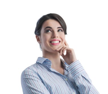 pencerenin önünde gülümseyerek ve çenesinin dokunmadan genç çekici kadın.