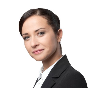 Kendine güvenen genç bayan yönetici kameraya gülümsüyor, gri arka planda poz veriyor..