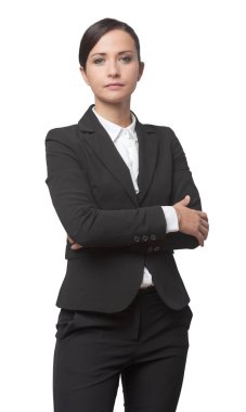 Kolları katlanmış poz veren kendine güvenen çekici iş kadını.