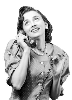 Klasik tarzda bir kadın ahizeyi tutuyor ve telefon görüşmesi yapıyor. Romantik bir telefon görüşmesi yapıyor.