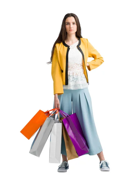 たくさんの買い物袋を持つファッショナブルな女性とポーズ スタイルと販売コンセプト — ストック写真