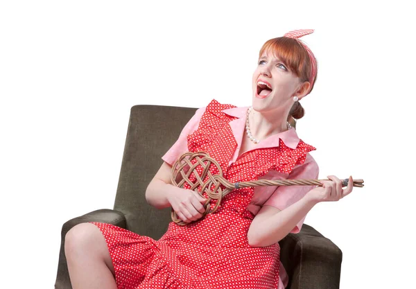 Engraçado Retro Dona Casa Cantando Segurando Batedor Tapete Como Fosse — Fotografia de Stock