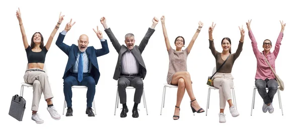 Pessoas Felizes Bem Sucedidas Sentadas Uma Cadeira Comemorando Com Braços — Fotografia de Stock