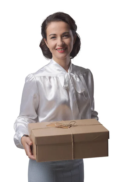 Lächelnde Alte Frau Mit Einem Postpaket Versand Und Zustellkonzept — Stockfoto