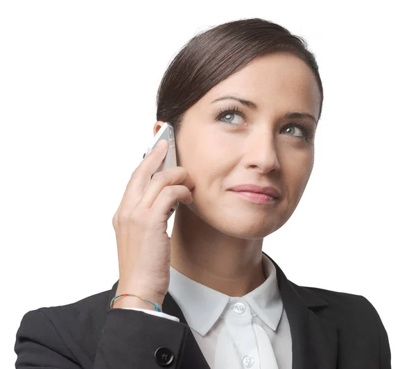 Mosolygó Magabiztos Üzletasszony Mobiltelefon Birtoklás Egy Telefonhívás — Stock Fotó
