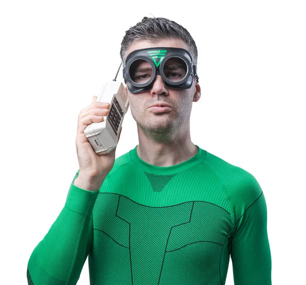 中绿色服装无绳电话交谈的有趣超级英雄 — 图库照片