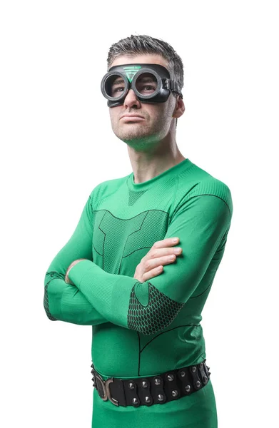 組んだ腕と自信を持って緑のスーパー ヒーローのポーズとカメラ目線 — ストック写真
