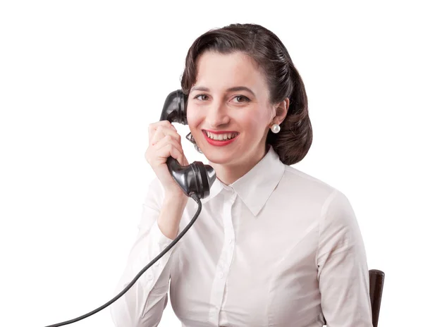 Vintage Stijl Secretaresse Praten Aan Telefoon Glimlacht Kijkt Naar Camera — Stockfoto