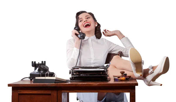 懒散粗鲁的老式秘书 脚踏在写字台上 在电话里闲聊 — 图库照片