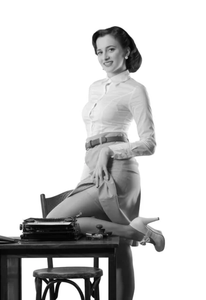 사무실에서 그녀의 다리를 매력적 아름다운 빈티지핀 스타일 — 스톡 사진