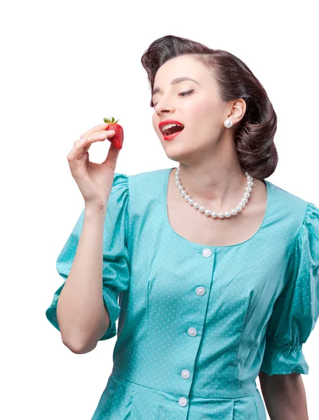 迷人的老式风格的性感女人吃着多汁的草莓 — 图库照片