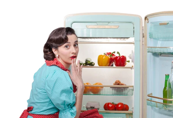 老式风格的家庭主妇在厨房里准备午餐 她打开冰箱 看着镜头 — 图库照片