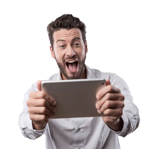 Homem Sorridente Alegre Assistindo Vídeos Jogando Videogames Seu Tablet — Fotografia de Stock