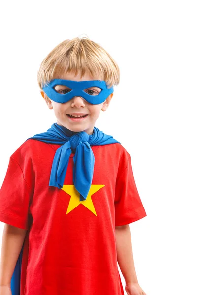 Little Boy Een Superheld Kostuum Poseren Geïsoleerd Witte Achtergrond — Stockfoto