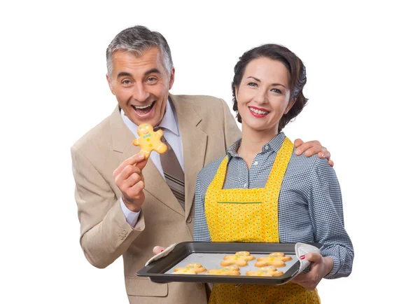 집에서 봉사하는 빈티지 여자가 남편에게 진저브레드 쿠키를 만들어 주었다 — 스톡 사진