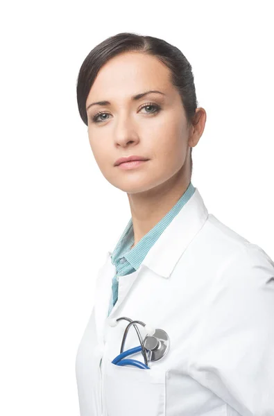 白衣と聴診器で自信を持って女性医師の肖像画を笑顔 — ストック写真
