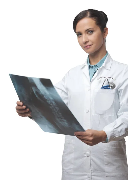Впевнена Жінка Радіолог Перевіряє Рентгенівське Зображення Спинномозкової Колонки — стокове фото