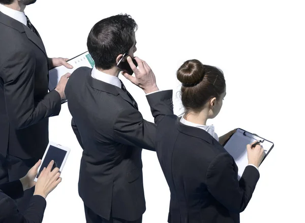 Korporacyjne Osoby Stojące Razem Używają Smartfonów Sprawdzają Raporty Biznesowe Zasoby — Zdjęcie stockowe