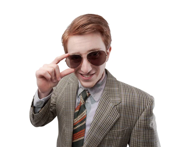 面白いヴィンテージスタイルの男調整彼のサングラスと笑顔 — ストック写真
