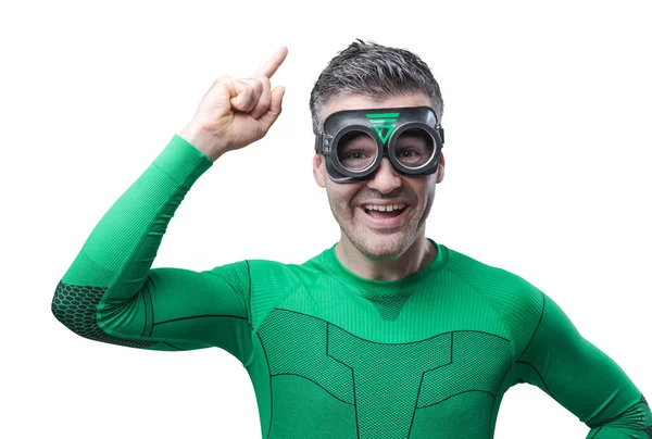 Šťastný Zelený Superhrdina Usmívá Kameru Ukazuje Nahoru — Stock fotografie