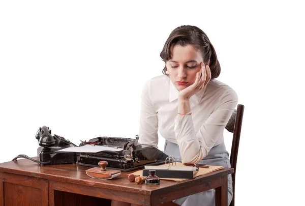 Traurig Gelangweilte Vintage Sekretärin Sitzt Schreibtisch Und Arbeitet — Stockfoto