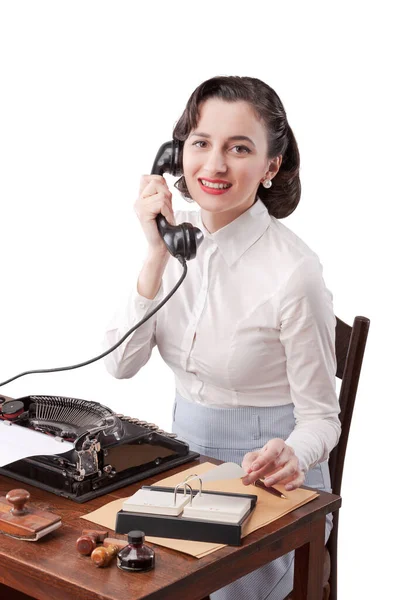 Hermosa Secretaria Sonriente Sentada Escritorio Respondiendo Llamadas Telefónicas Estilo Vintage — Foto de Stock