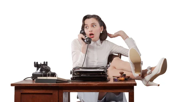 懒散粗鲁的老式秘书 脚踏在写字台上 在电话里闲聊 — 图库照片