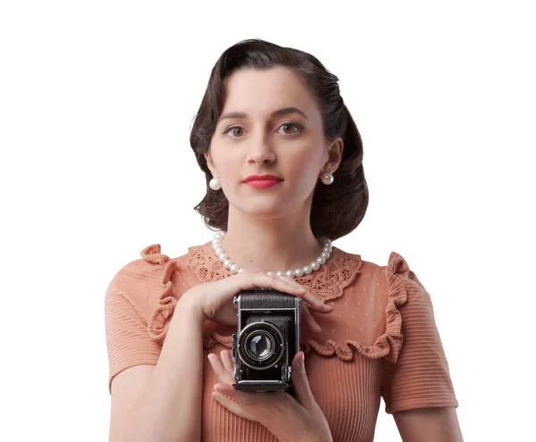 漂亮优雅的女人拿着老式相机拍照 — 图库照片
