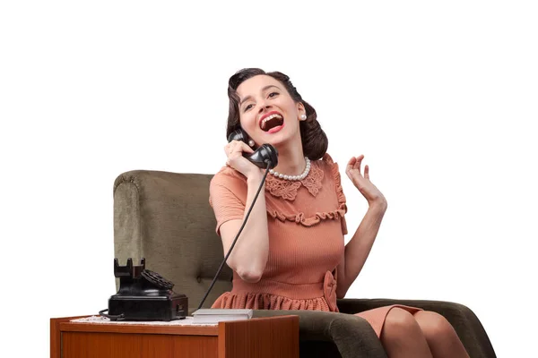 Mujer Estilo Vintage Sentada Sillón Chismorreando Por Teléfono — Foto de Stock