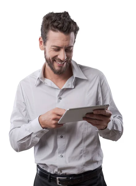Gri Arka Planda Dijital Tablet Kullanan Çekici Gülümseyen Genç Adam — Stok fotoğraf