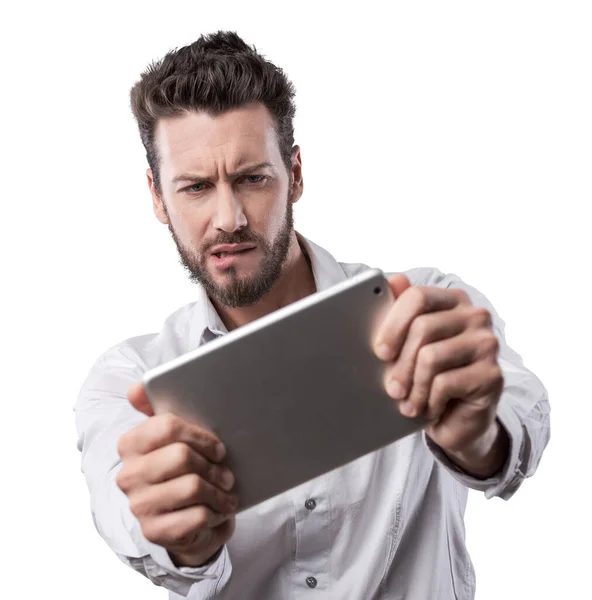 Förvirrad Man Bita Sin Läpp Och Titta Digital Tablet — Stockfoto