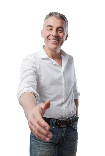 彼の手と握手で挨拶を提供するフレンドリーな幸せなビジネスマン — ストック写真