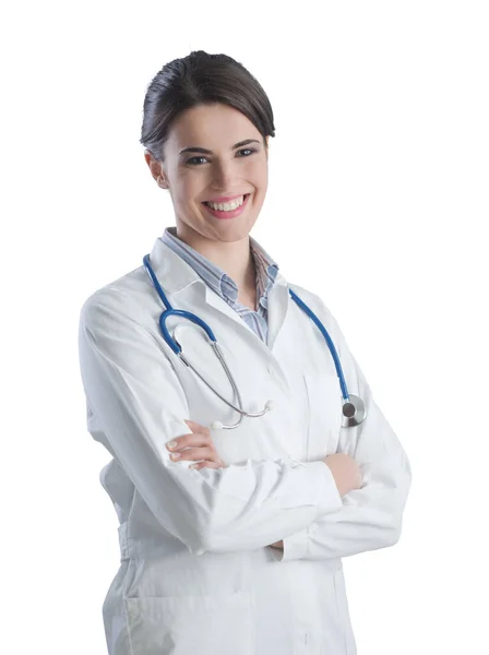 年轻的女医生与实验室外套和听诊器摆姿势 — 图库照片