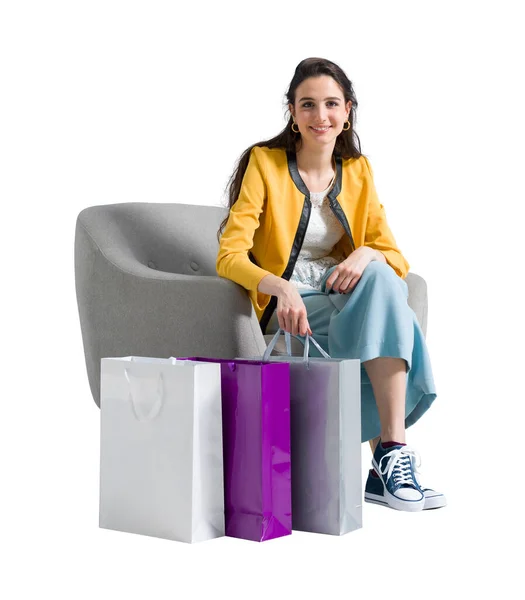 買い物 割引のコンセプトの後に肘掛け椅子に座っている幸せな若い女性 — ストック写真