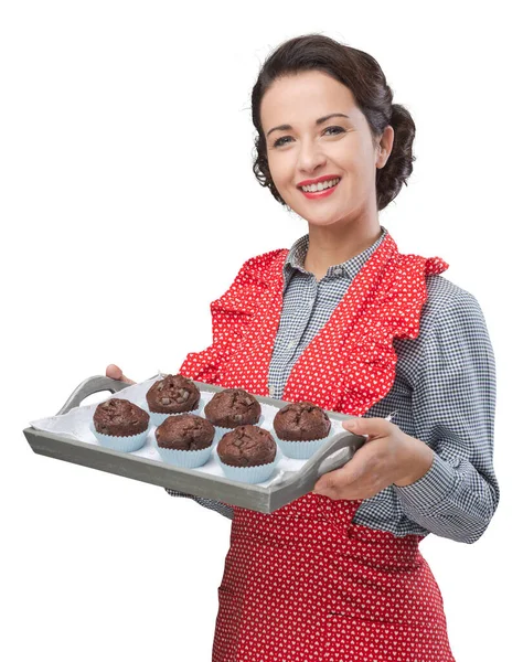 Sorrindo Mulher Vintage Avental Servindo Muffins Chocolate Caseiros Uma Bandeja — Fotografia de Stock