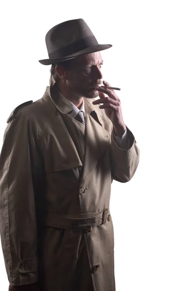 Agente Estilo 1950 Fumando Cigarrillo Por Noche Mirando Hacia Otro — Foto de Stock