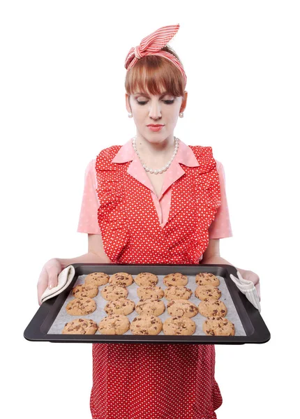 老式风格的家庭主妇拿着一个装有新鲜烘焙饼干的烤箱盘 — 图库照片