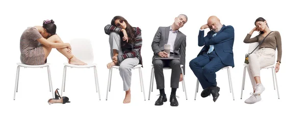 待合室に座っている間に眠りに落ちる多様な人々 肖像画のセット — ストック写真