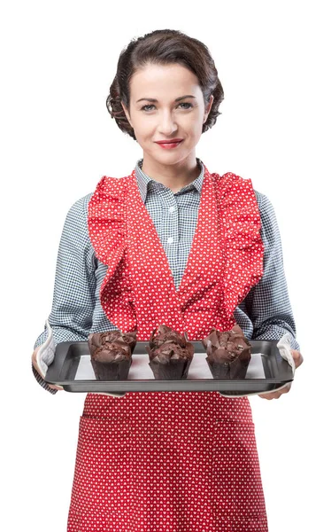 Donna Sorridente Vintage Che Tiene Mano Una Teglia Con Muffin — Foto Stock