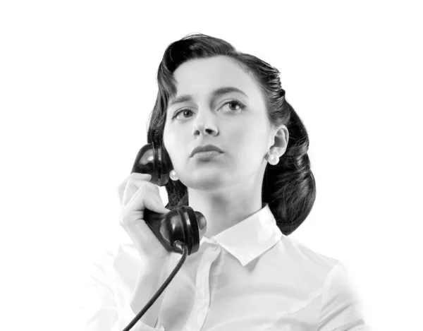 Pewny Siebie Sekretarz Stylu Vintage Rozmawia Przez Telefon — Zdjęcie stockowe
