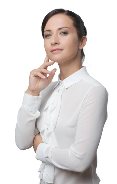 Atrakcyjna Kobieta Białej Eleganckiej Koszuli Ręką Podbródku Uśmiechnięta Kamery — Zdjęcie stockowe