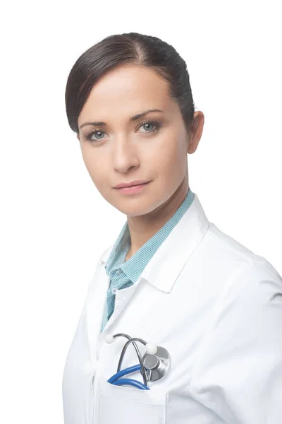 Laboratuvar Önlüğü Stetoskop Ile Gülümseyen Kendine Güvenen Kadın Doktor Portre — Stok fotoğraf