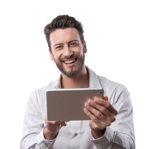 Sonriente Hombre Confiado Usando Una Tableta Digital Mirando Cámara — Foto de Stock