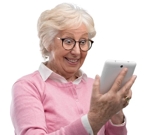 Fröhliche Seniorin Die Ein Digitales Tablet Benutzt Und Eine Erstaunliche — Stockfoto