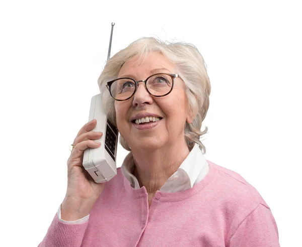 Szczęśliwy Senior Kobieta Rozmawia Stary Telefon Bezprzewodowy Uśmiecha Się Słuchania — Zdjęcie stockowe