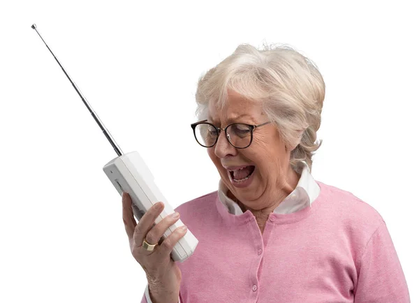 Frustrierte Seniorin Benutzt Ein Altes Schnurlostelefon Schreit Laut Und Spricht — Stockfoto
