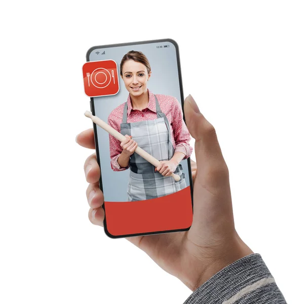 Vrouwelijke Kok Met Een Deegroller Smartphone Huur Professionals Online — Stockfoto