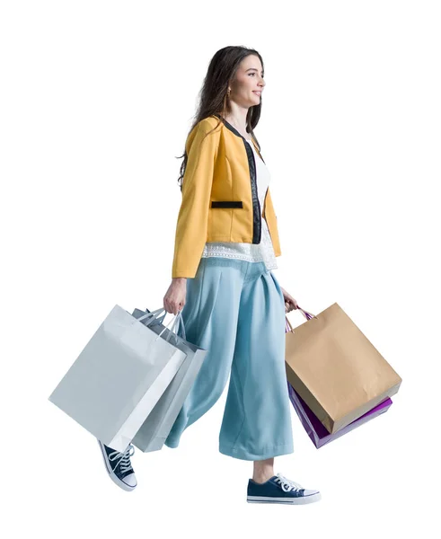 笑顔の女性が歩き 買い物袋 ファッションのコンセプトを持ち歩く — ストック写真