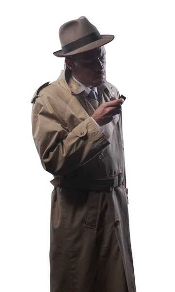 Όμορφος Άνδρας Στο Καμπαρντίνα Ανάβοντας Ένα Τσιγάρο Στο Σκοτάδι — Φωτογραφία Αρχείου